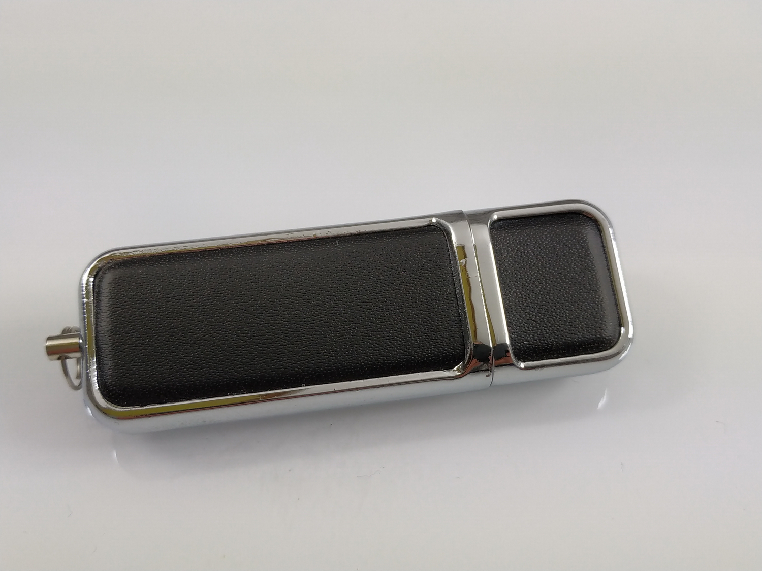 Флешка из кожи